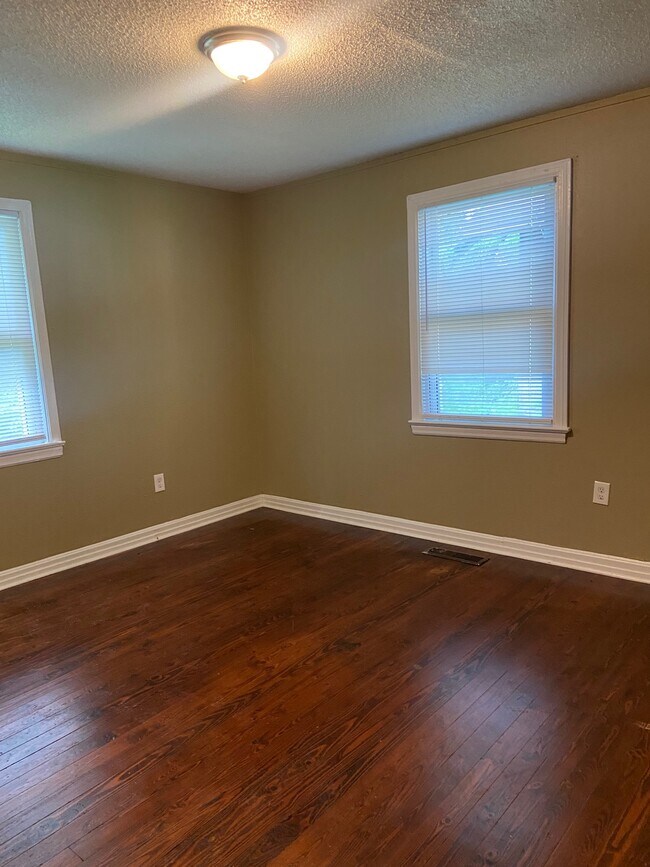 Building Photo - 600 9th Ct S