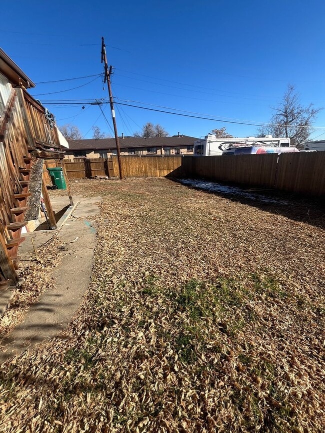 Building Photo - Garden Level Two Bedroom Available in Lakewood!