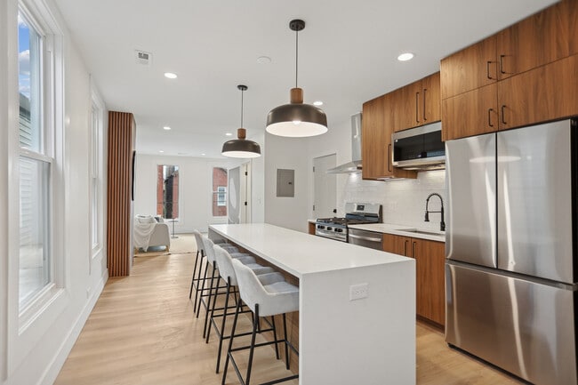 Building Photo - 1310 W Erie St