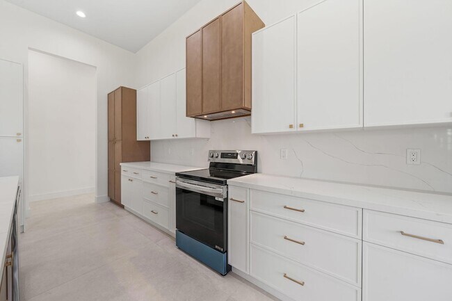 Building Photo - 632 SE Seahouse Dr