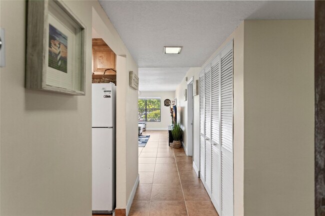 Building Photo - 2312 S Cypress Bend Dr