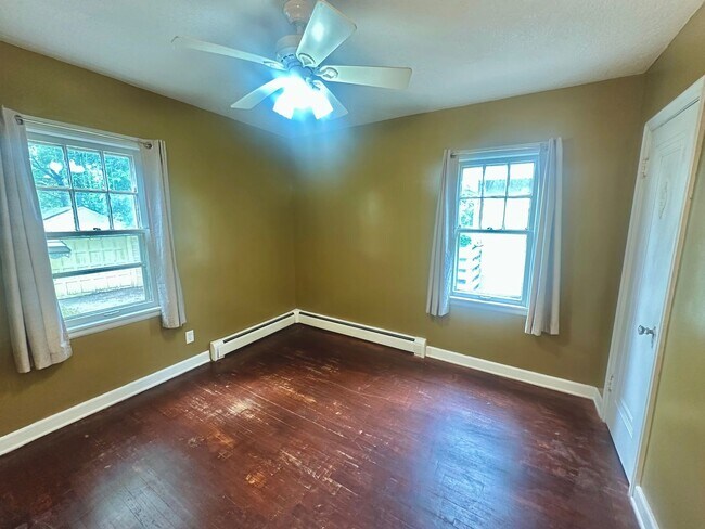 Building Photo - Charming 3 Bedroom Single Family Home Available Now!!