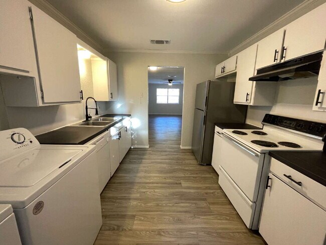Building Photo - Unit 1 is a 2 Bedroom, 1 Bath in the Quite Country of Johnson County