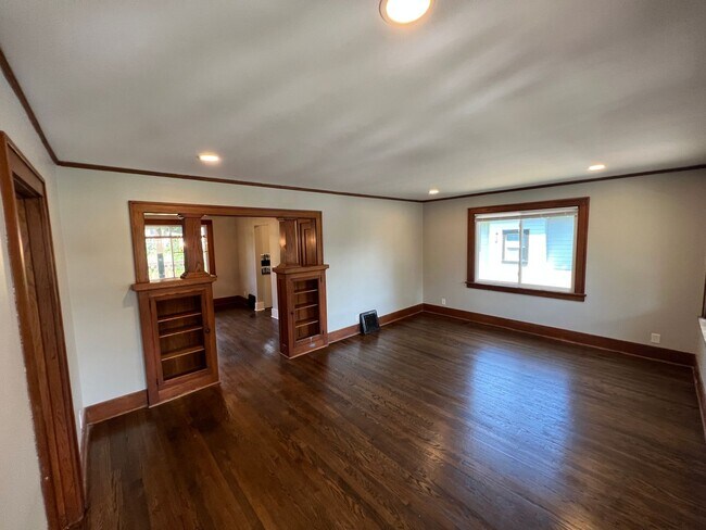 Building Photo - Charming 3BR Home close to Benson/Dundee