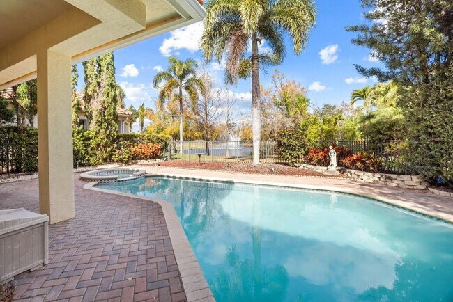 Building Photo - 844 SW Pebble Ln