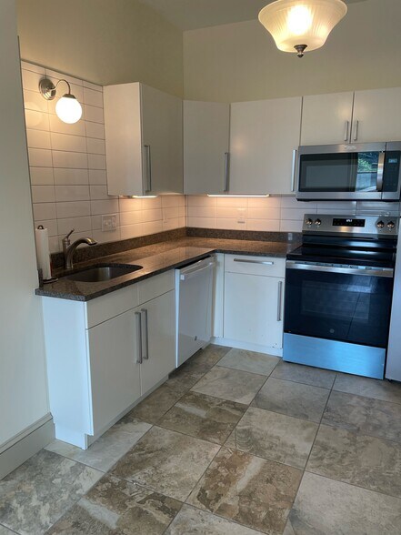 kitchen - 3549 Sunnyside Ave