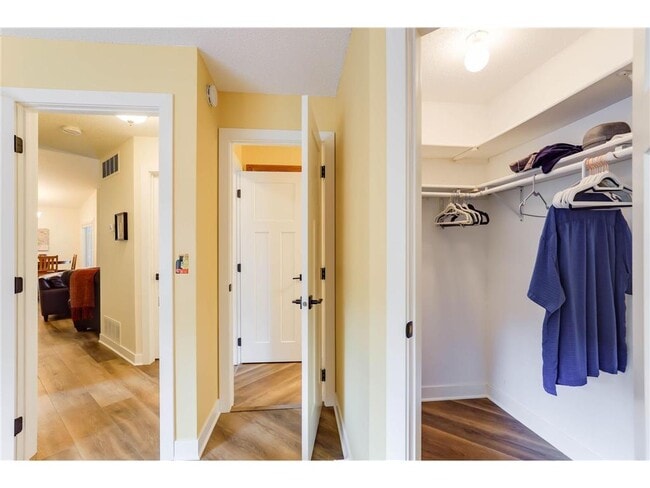 Building Photo - 3566 Blue Jay Way