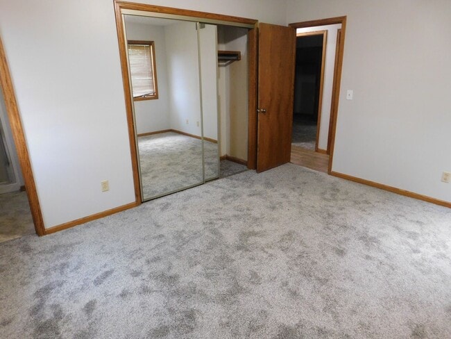 Building Photo - Stunning 5 Bedroom 3 Bathroom home!