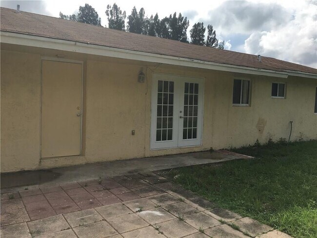 Building Photo - 4231 SW 55th Ave