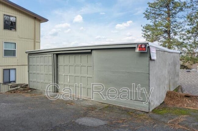 Building Photo - 827 W 11th Ave