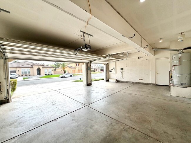 Building Photo - Spacious 5 Bedroom Wolf Creek Home with Balcony, Loft & Secondary Kitchen