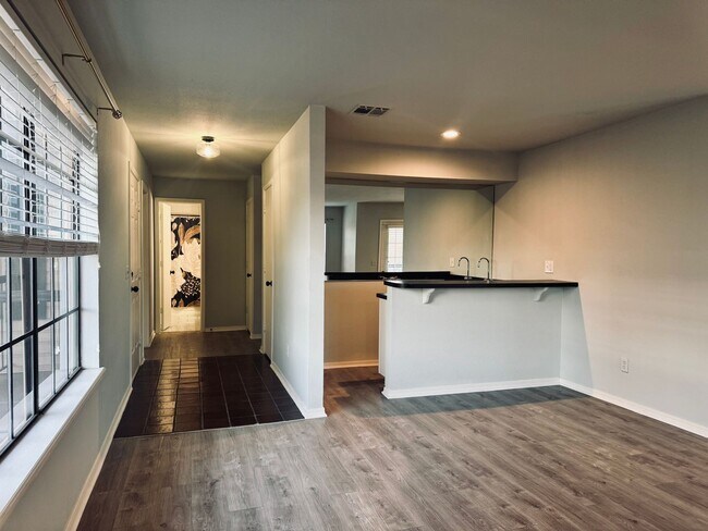 Building Photo - Beautifully Updated 2BR/2BA Condo in Gated Community – Modern Finishes & Pool Access