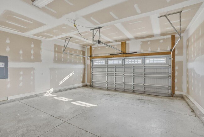 Building Photo - 5 bedroom waterfront property