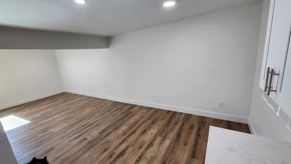 Building Photo - 988 El Camino Dr