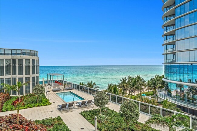 Building Photo - 15811 Collins Ave