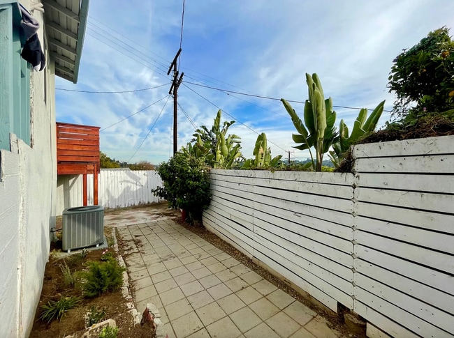 Building Photo - 3 Bed 1 & 1/2 Bath Home in a great Highland Park Location is Now Available!
