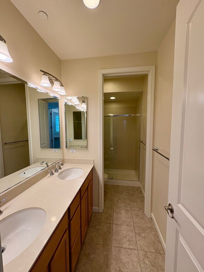 Building Photo - Spacious 4-Bedroom Townhouse