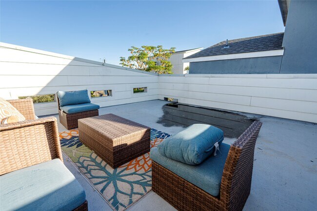 Building Photo - 1205 Summer St