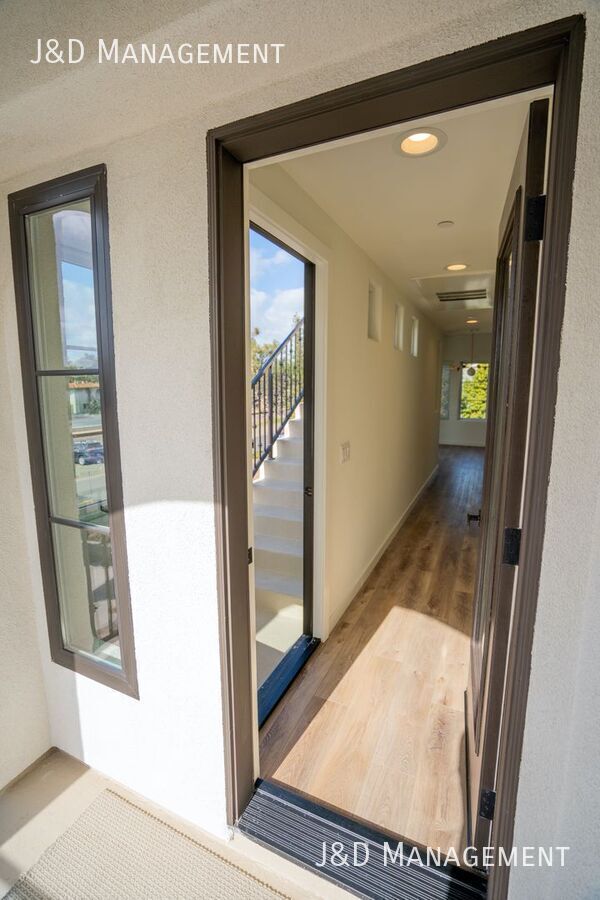 Building Photo - 1371 N Vulcan Ave