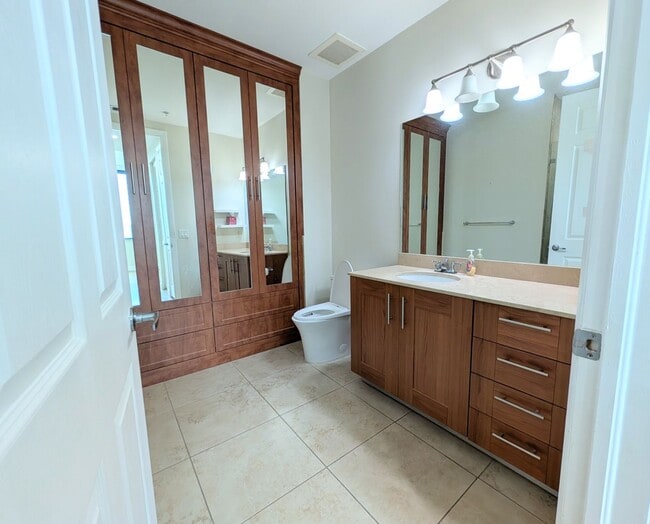 Building Photo - Modern 1BR/1BA Condo with 2 Parking Spaces – Prime Coral Gables Location