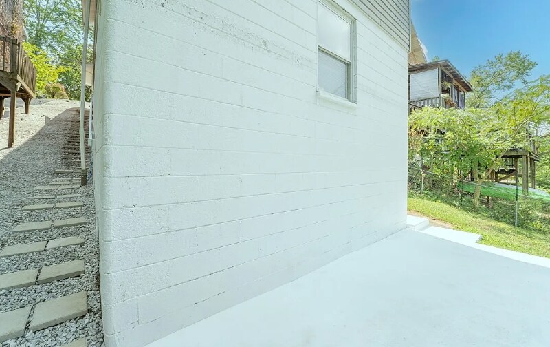 Building Photo - 935 Somerset Dr