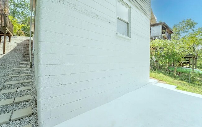 Building Photo - 935 Somerset Dr