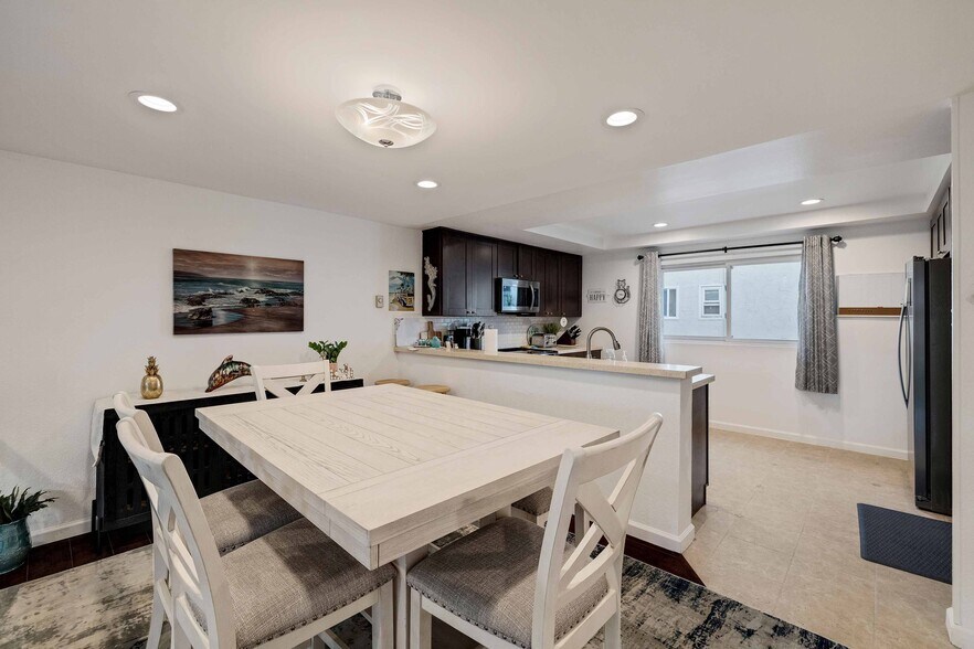 Building Photo - 255 Valley Dr