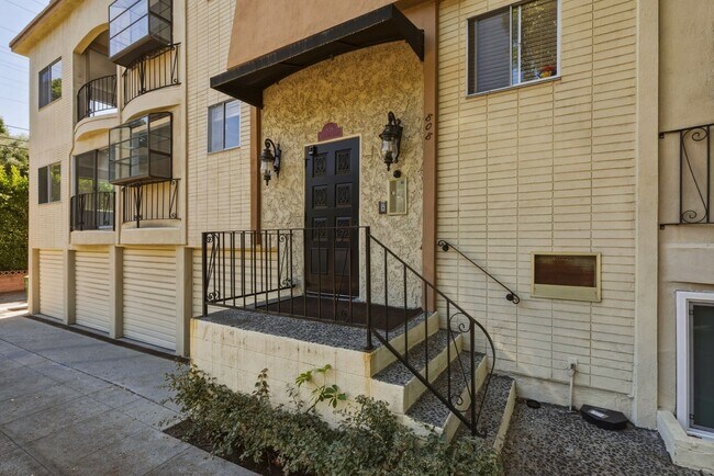 Building Photo - HUGE 2 bed 2 bath in Prime Santa Monica!