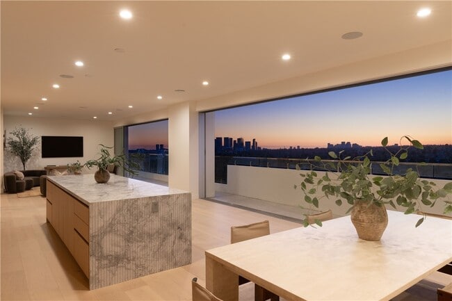 Building Photo - 838 N Doheny Dr