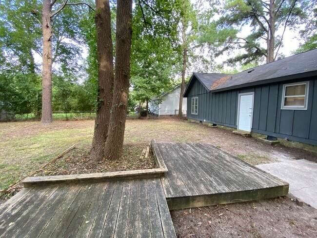 Building Photo - NOW OFFERING FIRST FULL MONTH FREE IF MOVE...