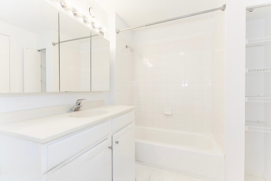 Building Photo - 545 N Dearborn St