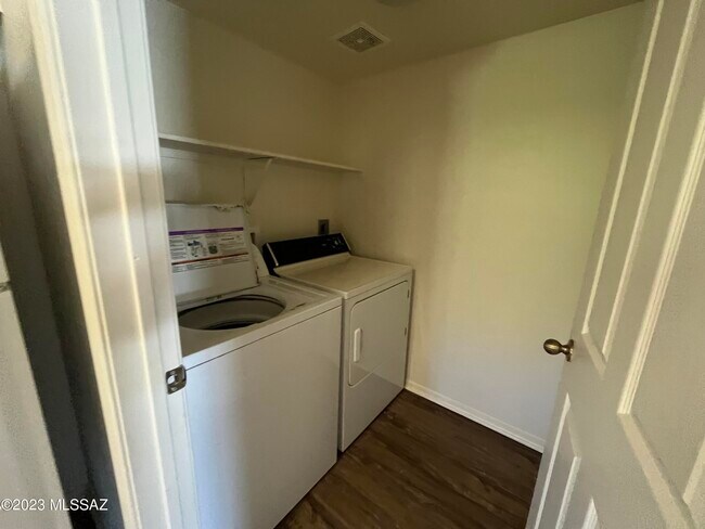 Building Photo - 5751 N Kolb Rd