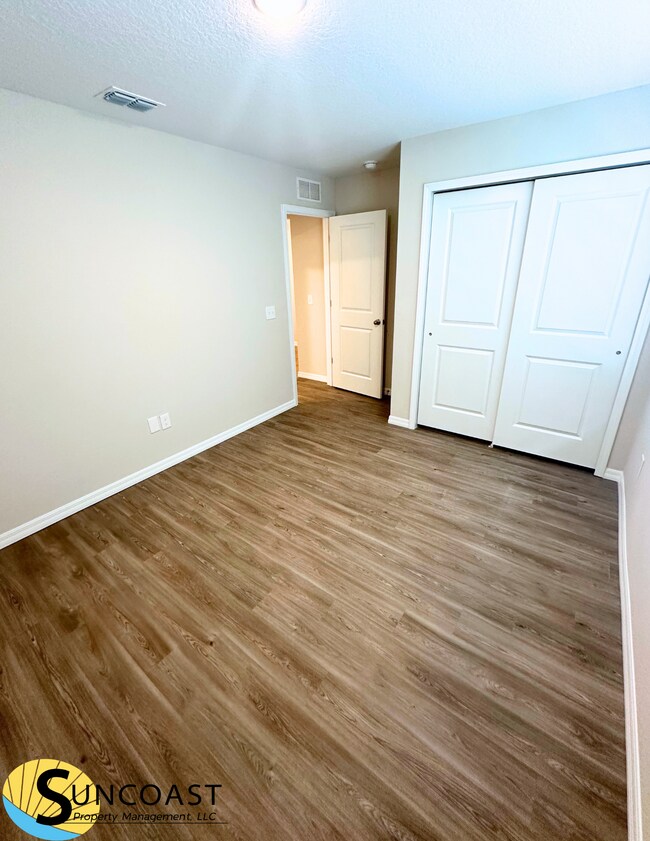 Building Photo - Elegant 4 Bedroom Off Collins!