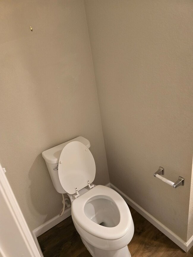 Building Photo - Townhome with great access to shopping, restauraunts and more!