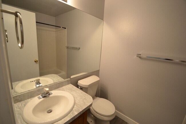 Building Photo - 5 Bed 3 Bath Ranch with Finished Basement