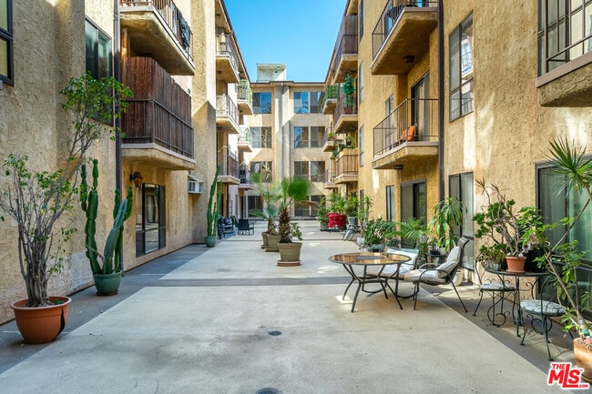 Building Photo - 1730 Camino Palmero St