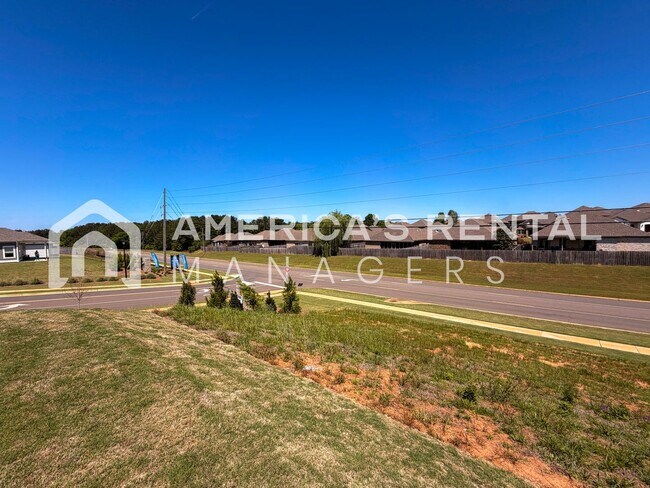 Building Photo - Southern Charm Meets Contemporary Style in Tuscaloosa!