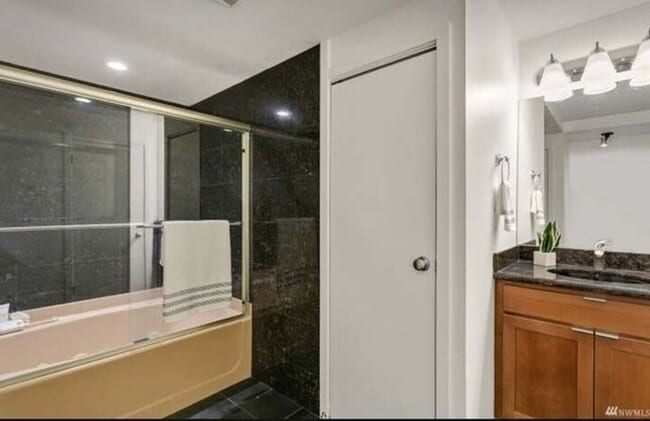 Building Photo - 2BR Ground Floor Eastlake Condo w/ Dedicat...