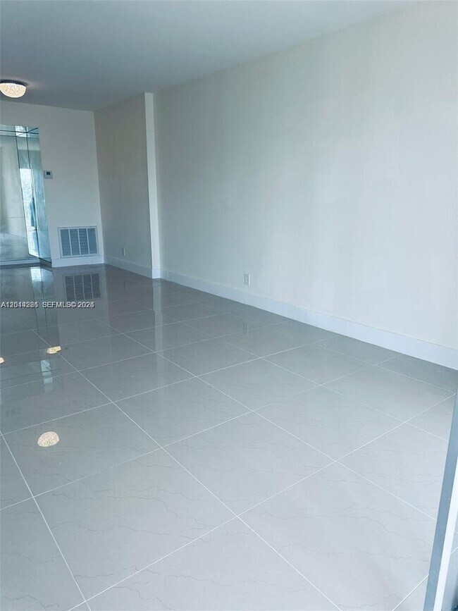 Building Photo - 4200 Hillcrest Dr