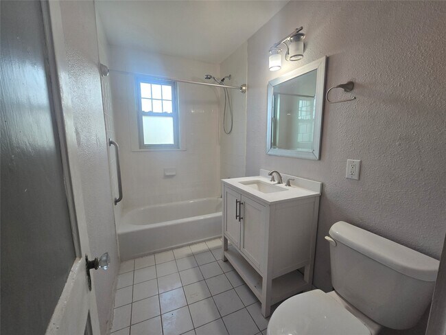 Building Photo - 725 J