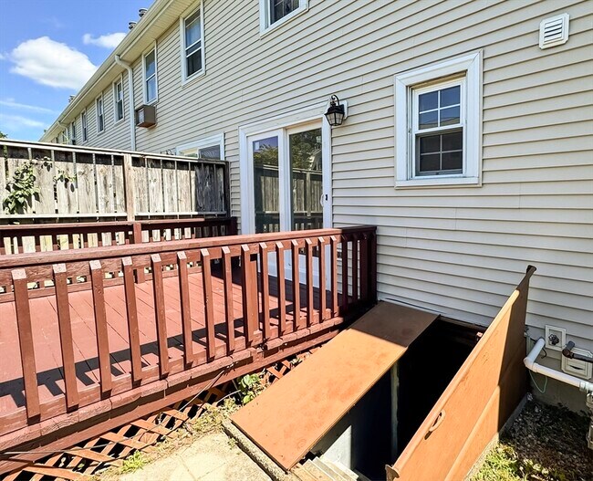 Building Photo - 9 Lydon Ln