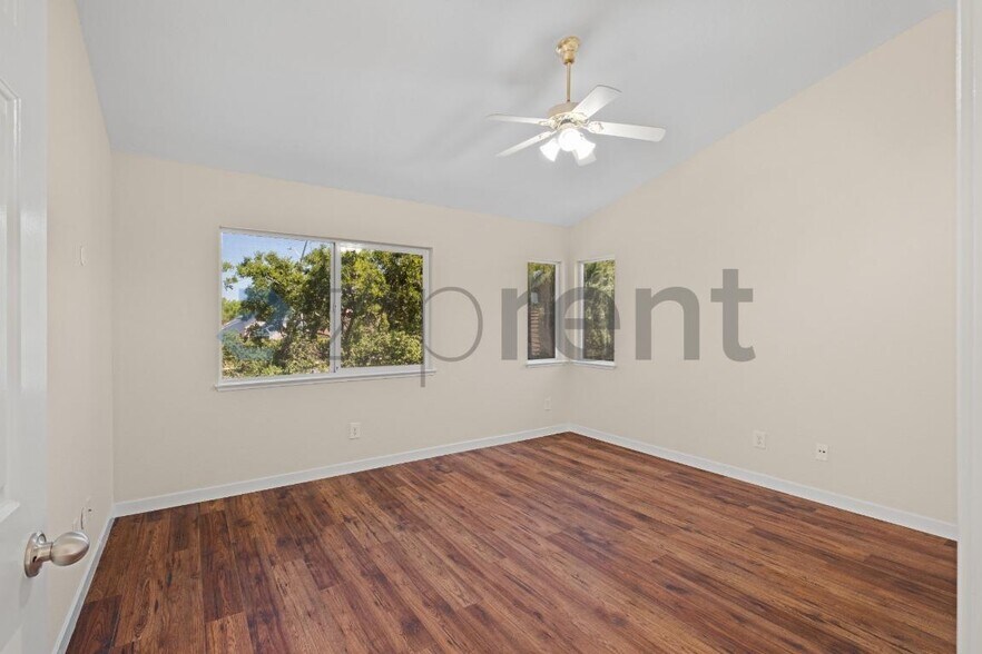 Building Photo - Unit