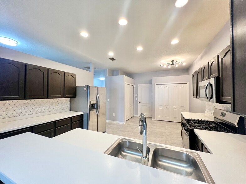 Building Photo - 1131 Zephyrhills Byp