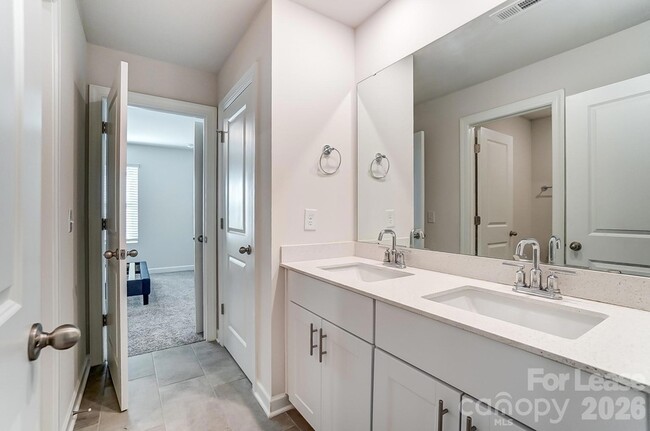 Building Photo - 3026 Lisburn St