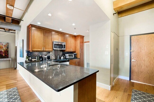 Building Photo - 33 Sleeper St