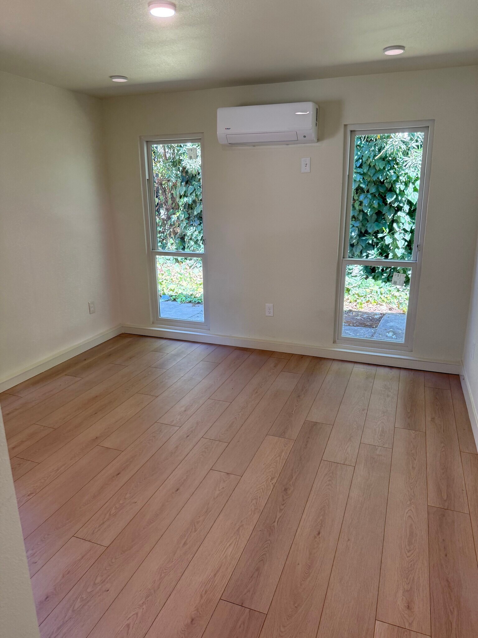 Building Photo - 3099 Laurel Dr