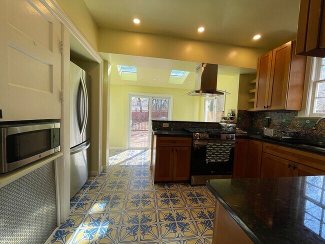 Building Photo - Charming 4BR, 2.5BA Bungalow in the Heart of Mount Rainier!