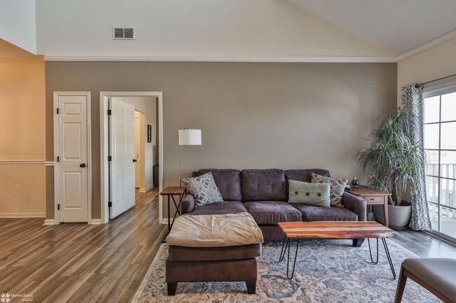 Building Photo - Bright, spacious 2-bedroom / 2-bath condo available now!