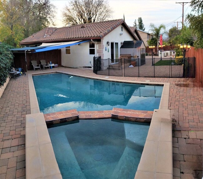 Building Photo - Exquisite 4 Bedroom + Office Single-Level Residence with Pool/BBQ in a Prime South-of-the-Bouleva...