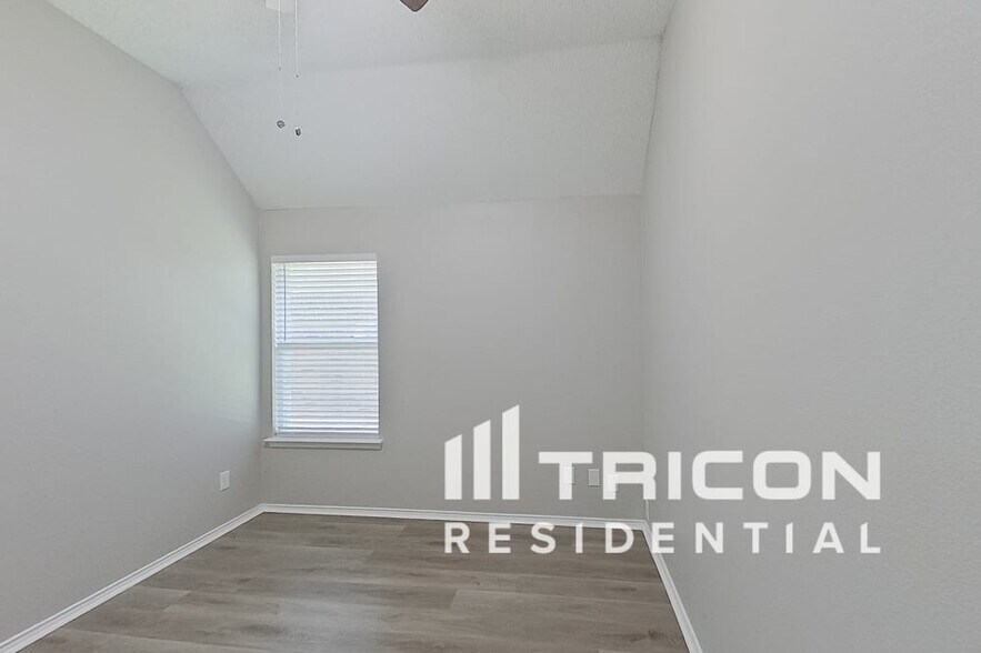 Building Photo - 521 Spicewood Dr